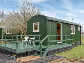 Shepherds Hut 2 At Laddingford - Uk32534